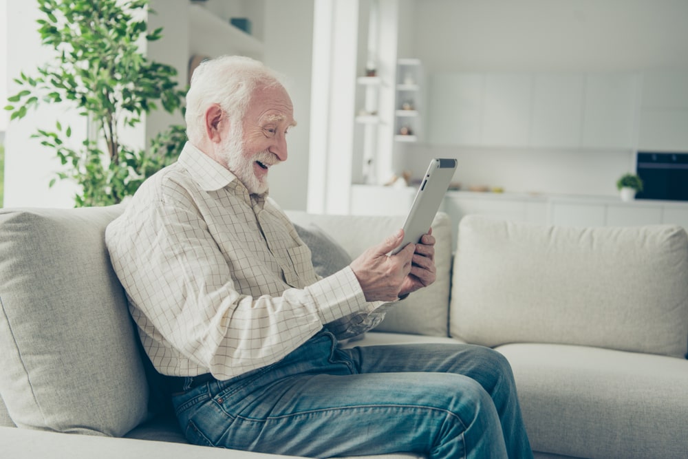Un aîné avec une perte cognitive fait une vidéoconférence