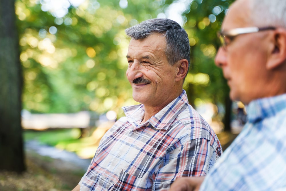 un homme âgé avec la maladie de Parkinson