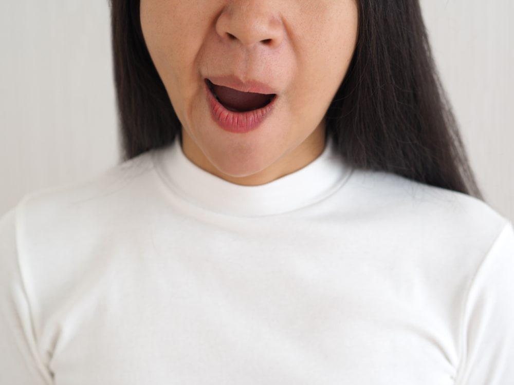 Une femme souffre de paralysie faciale