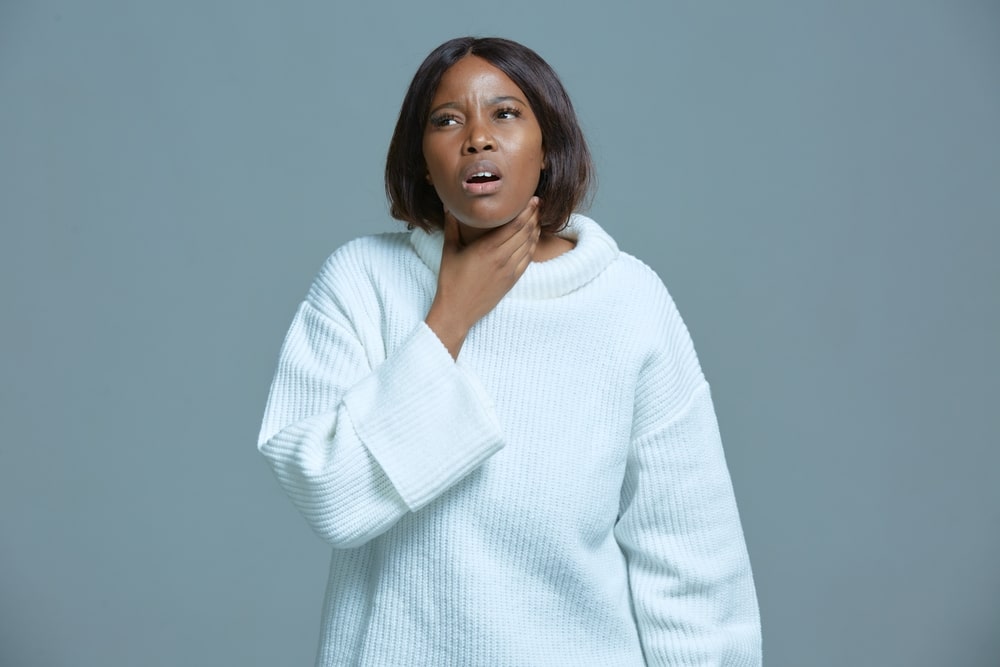 Une femme souffre de surmenage vocal