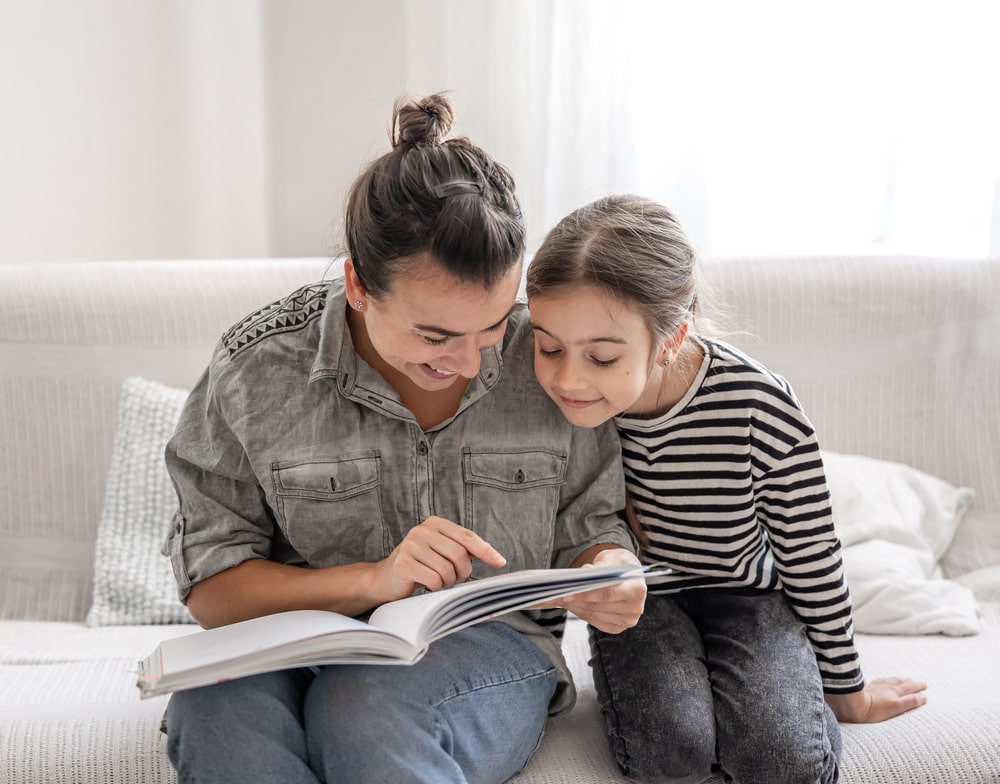 Faire des recherches avec un enfant est un bon moyen de stimuler le goût d'apprendre