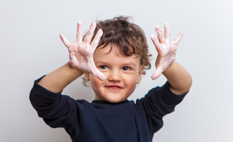 Le lavage des mains fait partie intégrante de l'apprentissage de l'hygiène