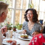 Une femme ayant subit un AVC participe à un brunch entre amis
